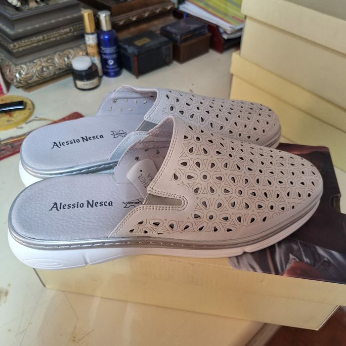 Женские кроссовки