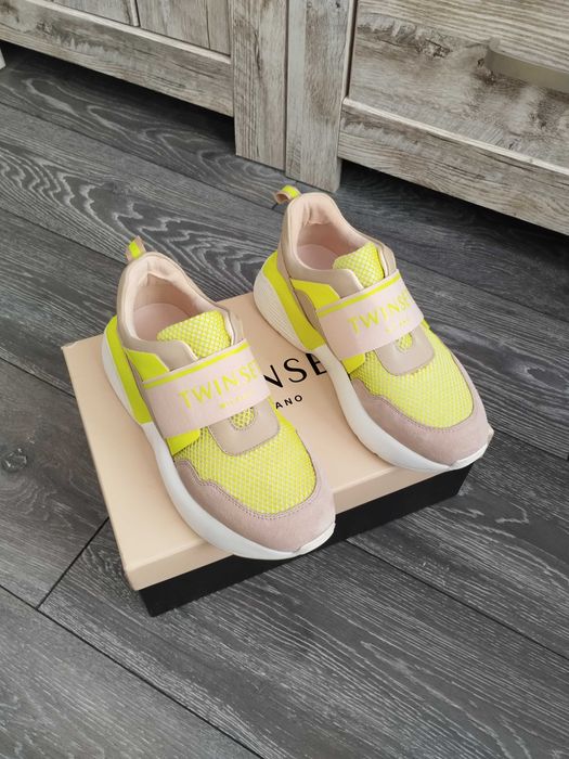 Предлага сникърси на Twinset, размер 37 слагани веднъж.