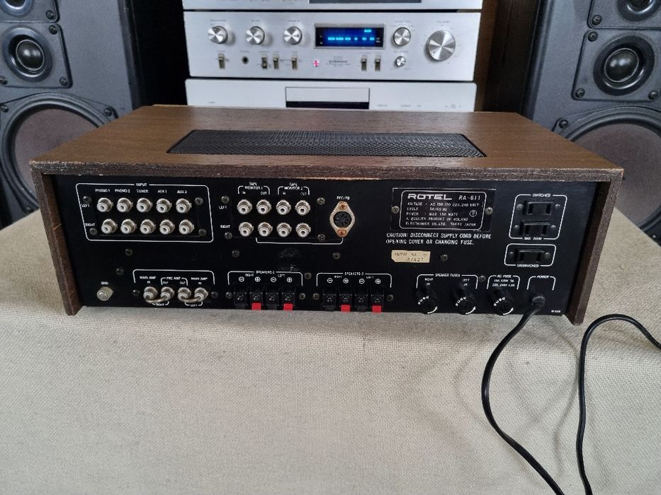 Rotel RA 611. Perfect functional. 30 watts /canal. Impecabil
