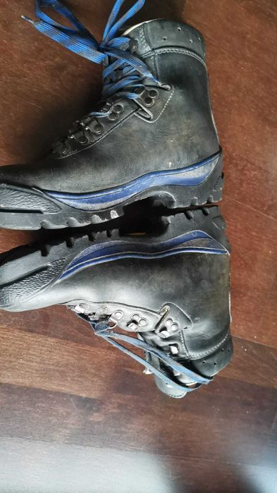 Bocanci munte Lowa 39.5 și 41 cu vibram prindere coltari