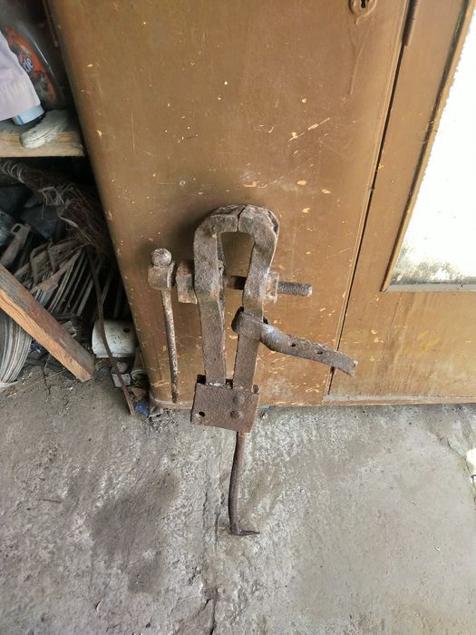 Продамм тиски старинные