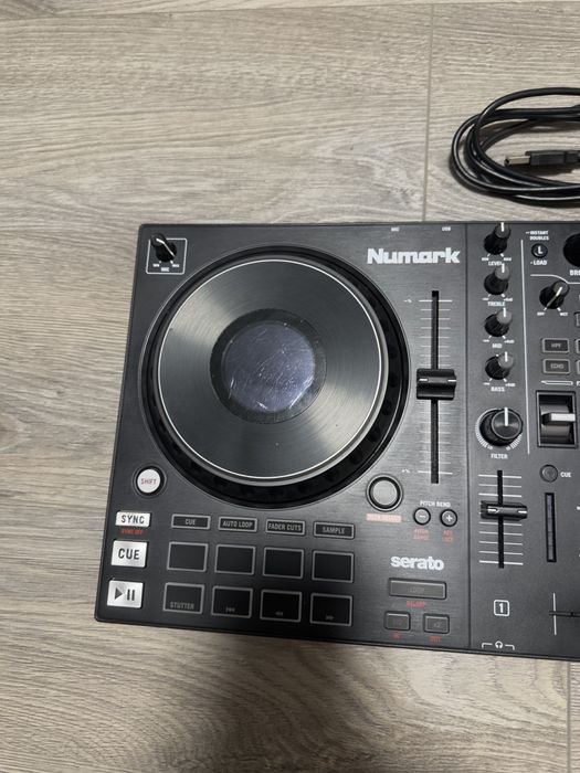 DJ контролер Numark Mixtrack Platinum FX