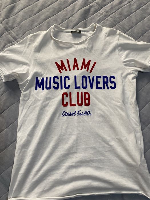 Tricou Diesel purtat