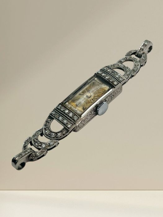 Платинен дамски часовник с диаманти