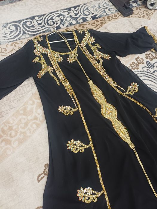 Платья Абая с богатыми украшениями.
