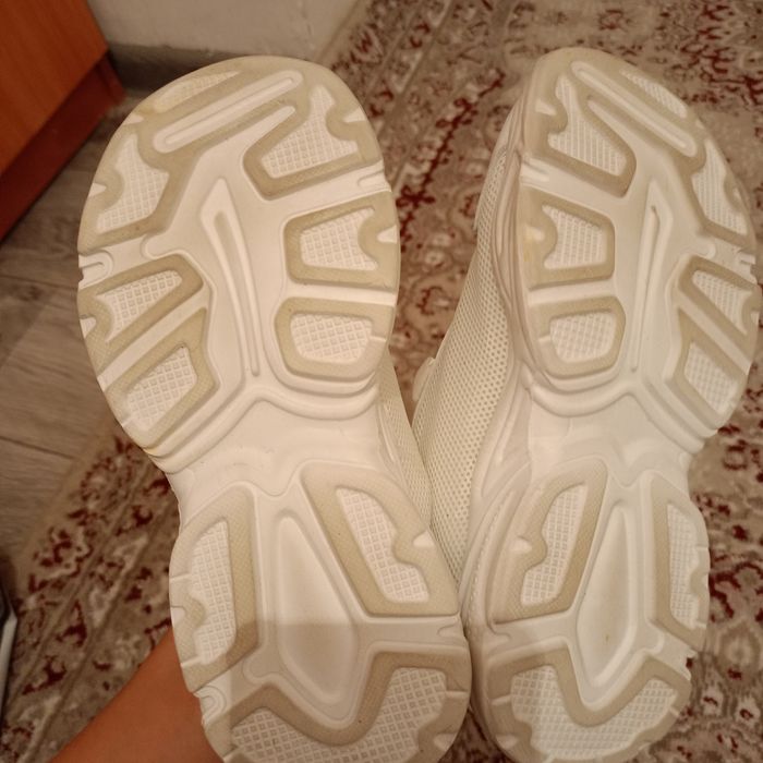 Продам белые кроссовки в отличном состоянии