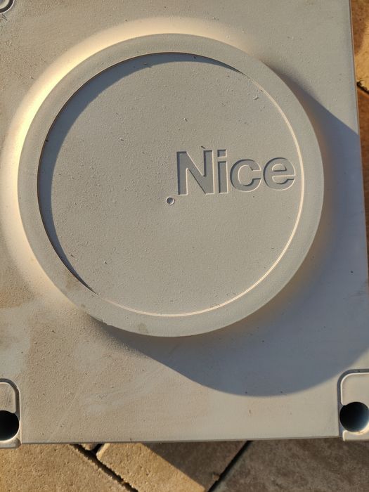 Vând automatizare de deschidere a porților batante