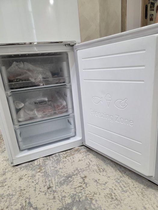 Холодильник.  LG.