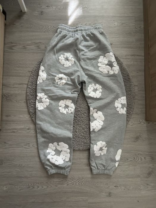 Pantaloni gri cu floricele