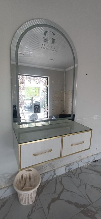 Guzallik salon uchun oyna va ish stoli 2 ta bor