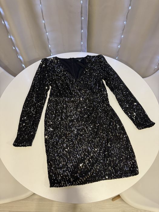 Женское платье в пайетках