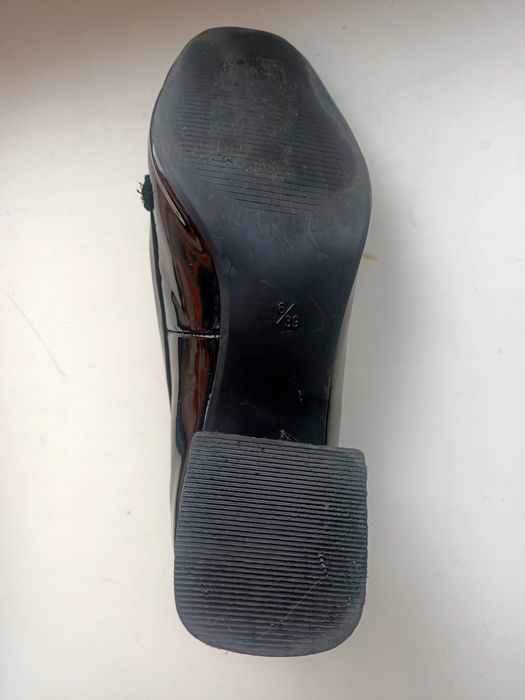 Черные лакированные туфли 39 размера