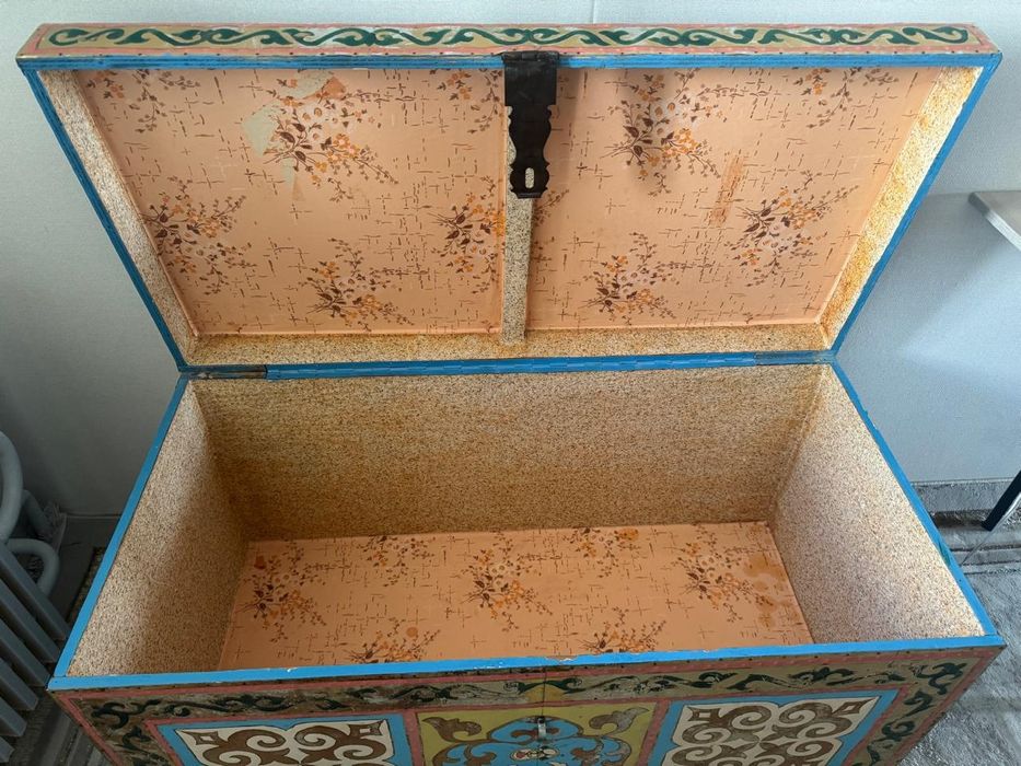 Сундук с орнаментами