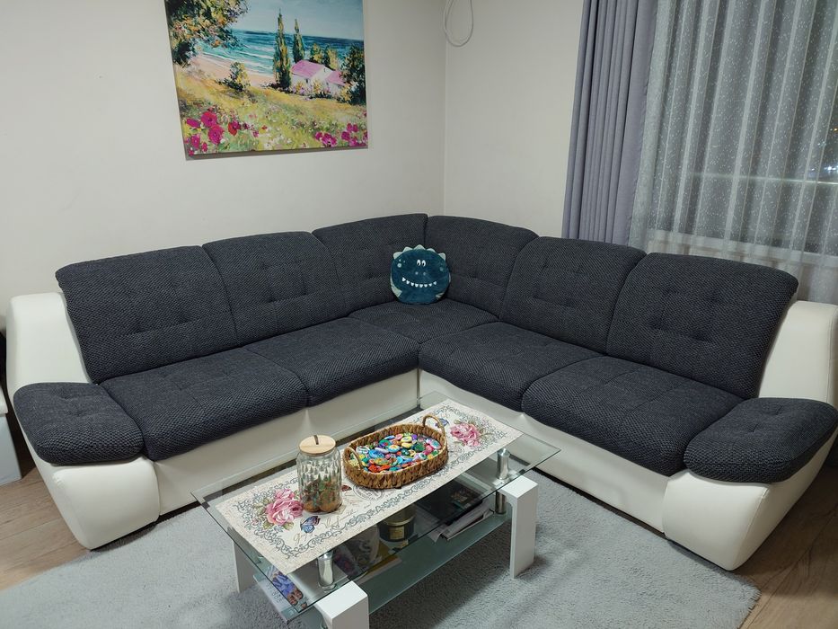 Прекрасен диван бяла кожа, сиво-черна дамаска