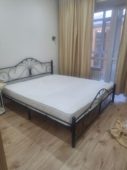 Продам кровать с матрасом