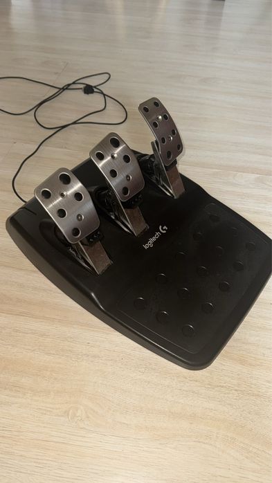 Logitech педали (газ, спирачка и съединител).