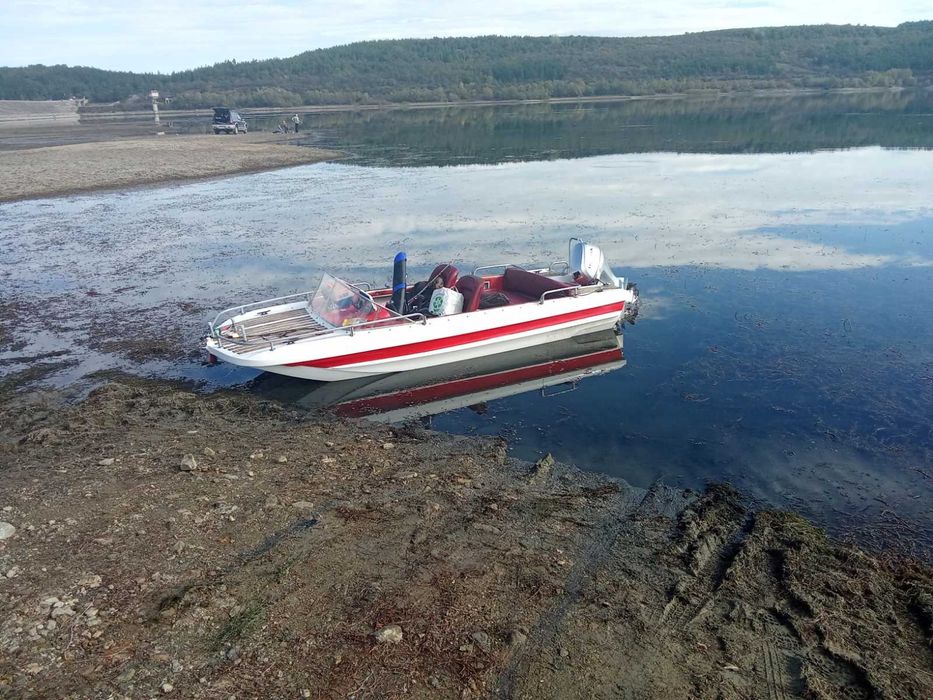 Моторна лодка с теглич