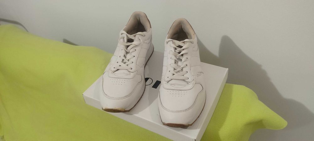Бели обувки Pull and Bear