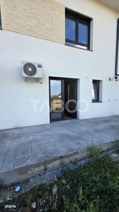 Apartament de vanzare nou nelocuit cu curte proprie si parcare