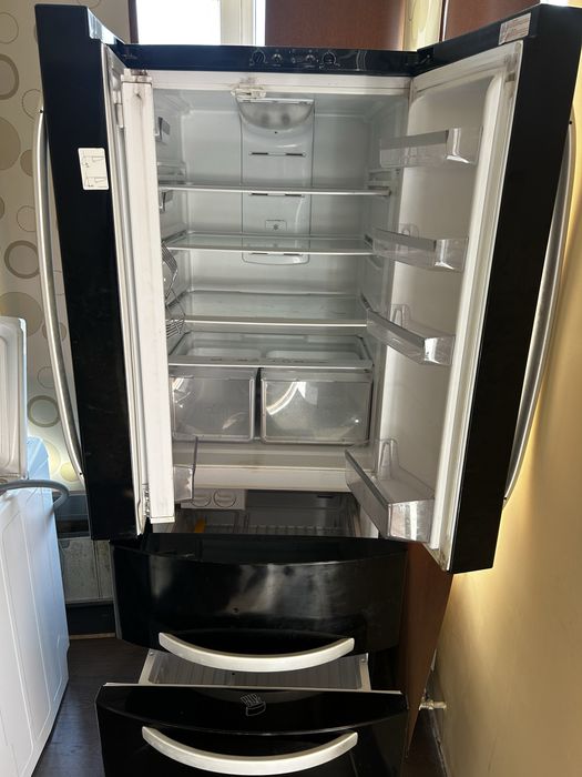 Двукрилен хладилник Hotpoint Ariston в перфектно състояние