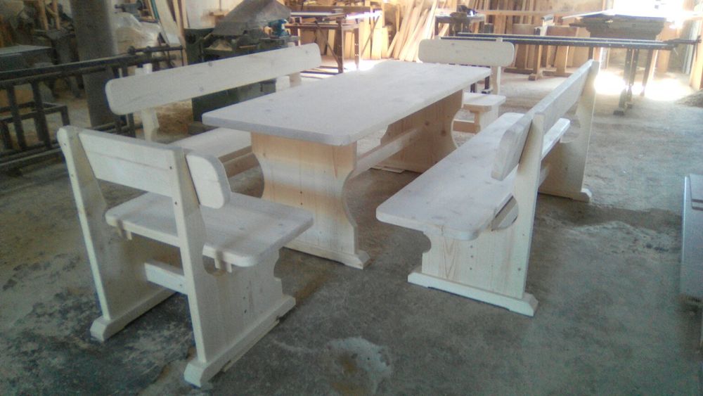 Маса с четири пейки.