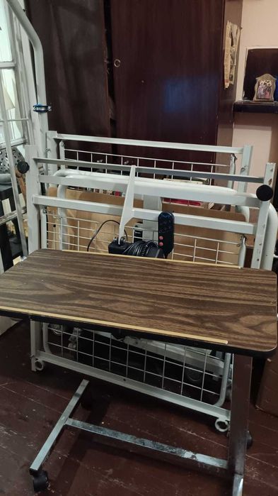 болнично електрически легло и помощна масичка