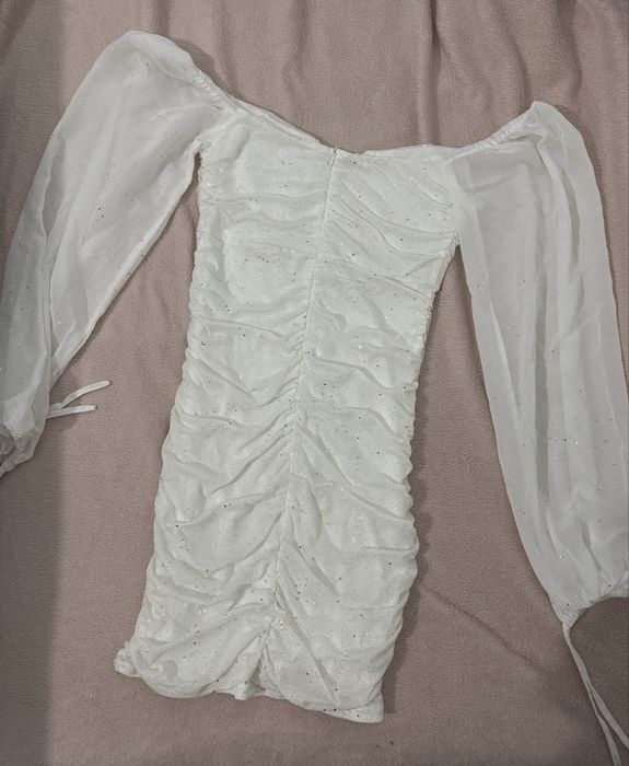 Бяла рокля с блестящи частици