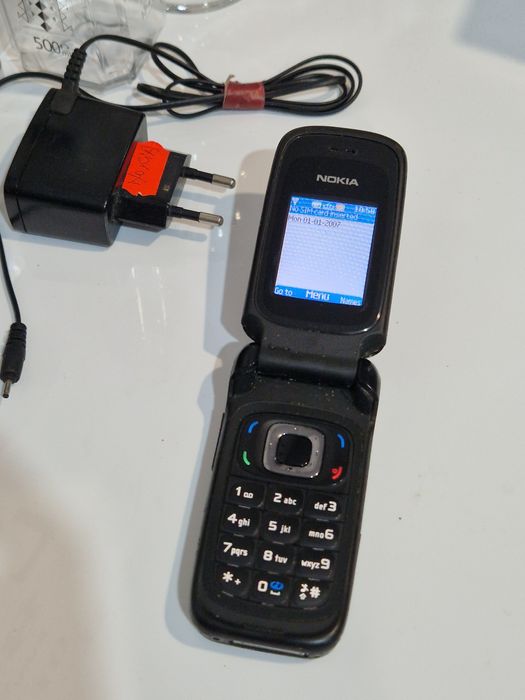 Telefon Nokia cu clapeta cu încărcător