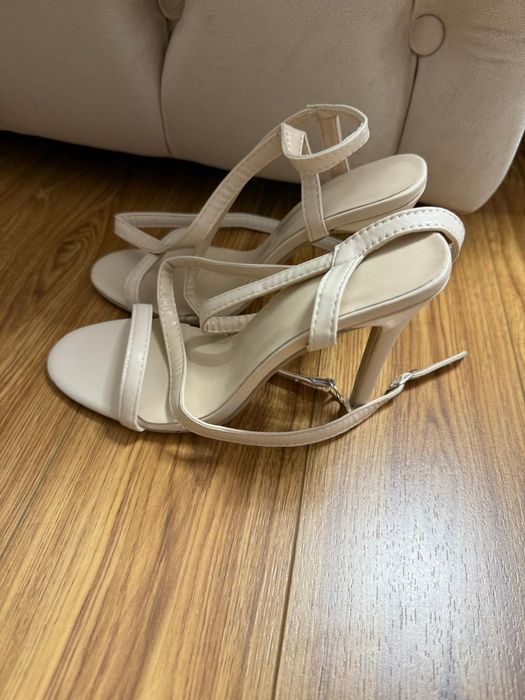 Sandale albe .   .