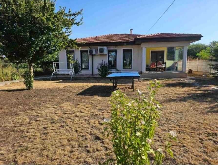 Страхотна едноетажна къща в много хубаво крайбрежно село