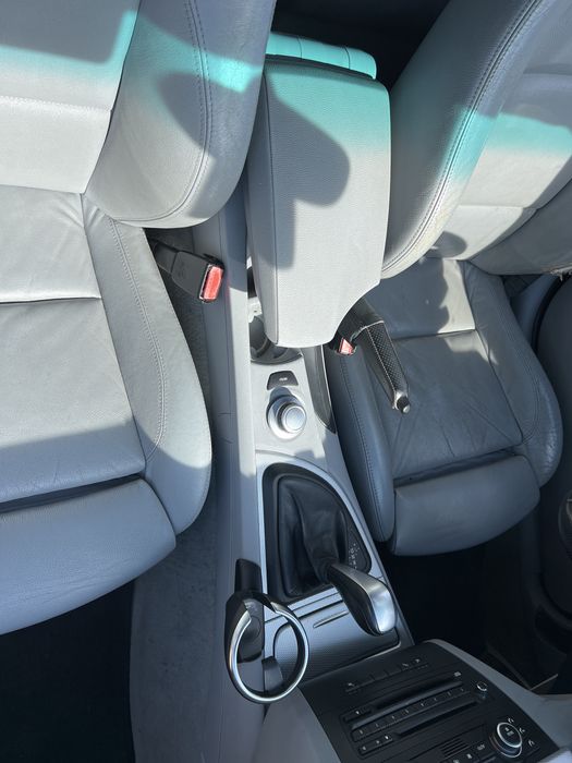 Cotiera gri bmw seria 1 e87 cu suport pahare