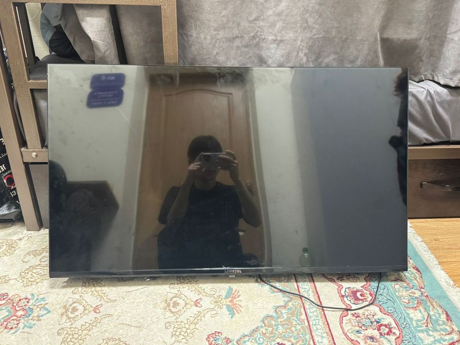 Самсунг телевизор , разбит экран.