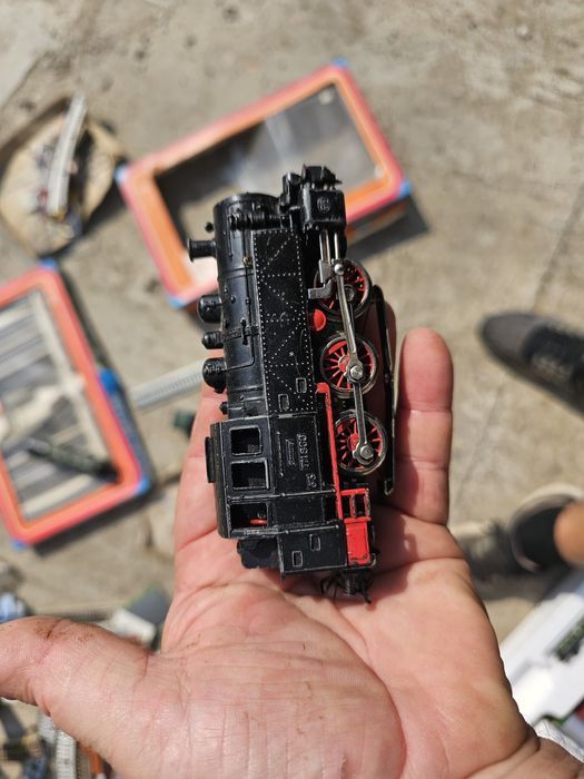 3 броя Локомотив с вагони и релси