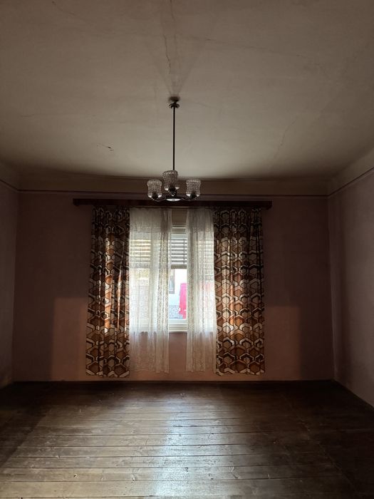 Vand casa 4 camere strada Magheranului curte comuna