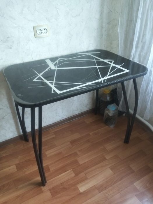 Продам стеклянный стол