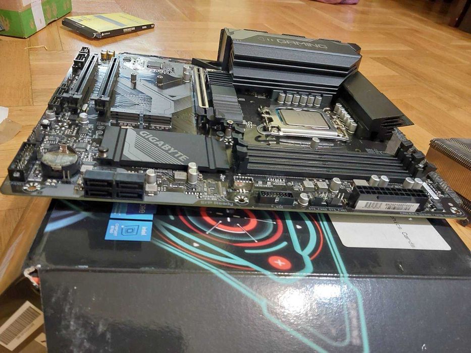 Intel Core i5 12600K + Gigabyte B760 Gaming X AX Wi-Fi DDR5