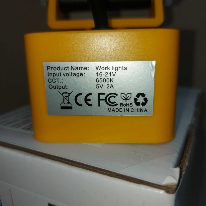 Мощен фенер за батерии DEWALT но не е DEWALT