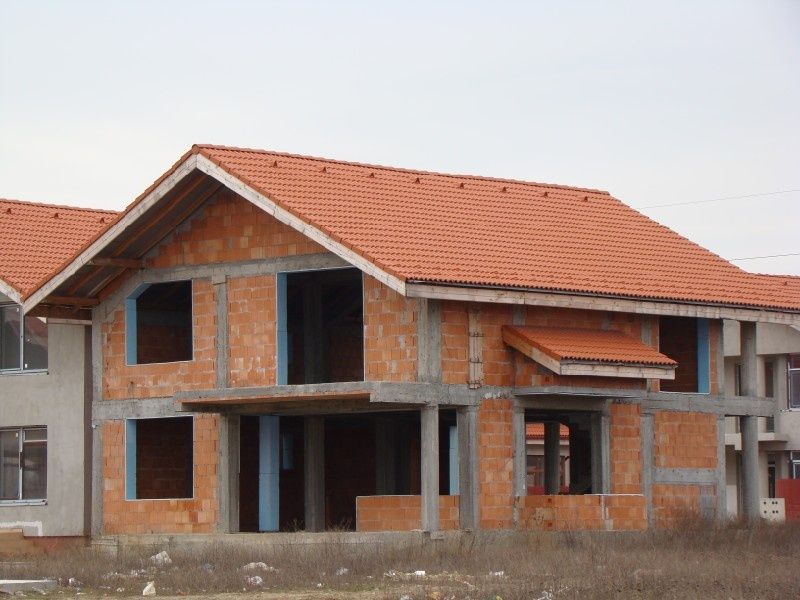 Construim case la rosu si la cheie