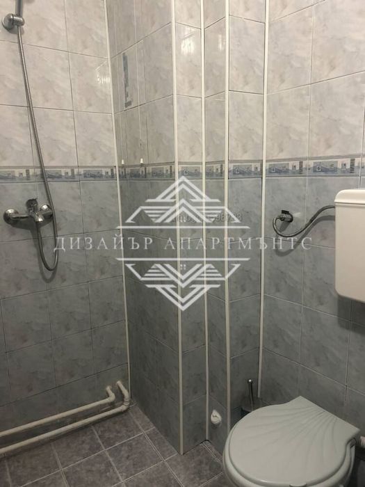 Продава се тристаен тухлен апартамент в идеалния център на гр. Карноб