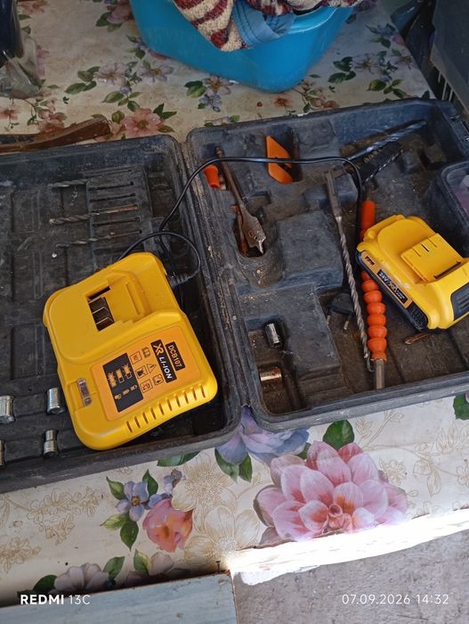 Baterii Li-on 5.0 AH 24V DeWalt + încărcător DCB107