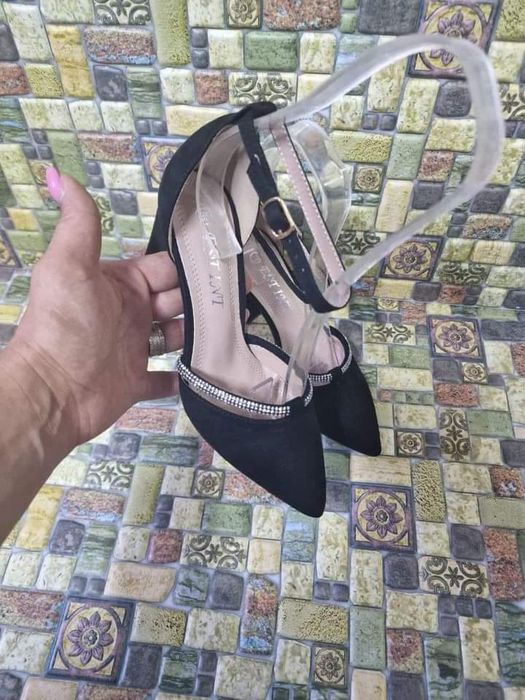 Vand pantofi decat probati