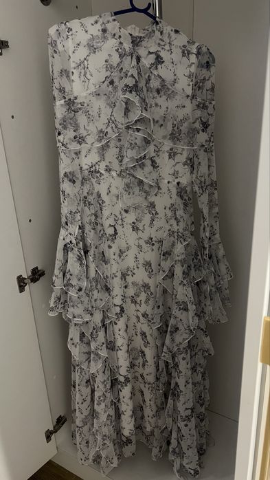 Элегантное шифоновое платье с оборками