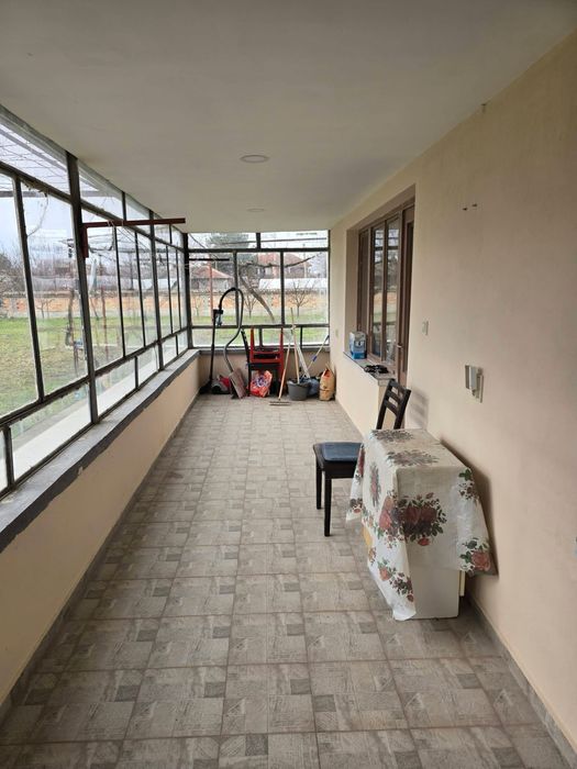 Просторна къща с голям двор 2 декара