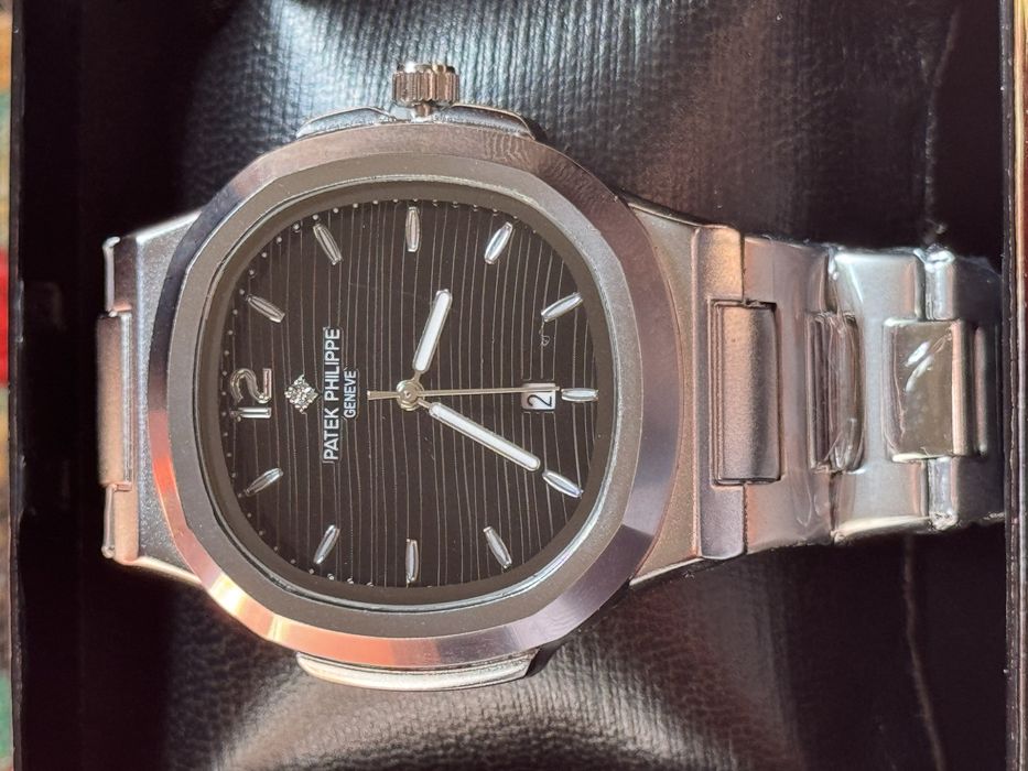 Продаются мужские часы.