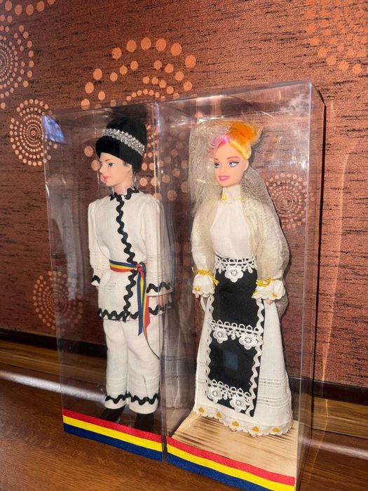 Păpuși lucrate manual în costume tradiționale românești