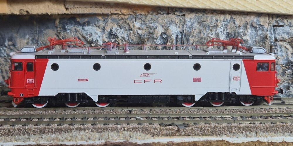 Locomotive 060 EA CFR MACHETE statice expo trenulet electric  scara HO tricolor