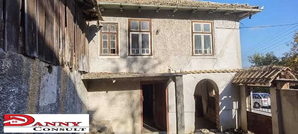 Стара къща с двор и гора в с. Орловци