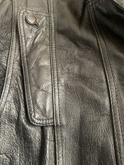 Jachete din piele culoare neagra si alta culoare maro