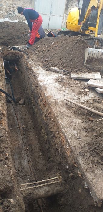 Услуги с багер ,самосвал и бобкат. Изкопаване на ями и канализации..