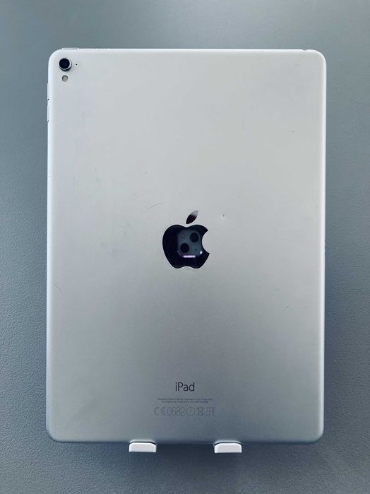 Apple iPad Pro 1Gen A1673 9.7' 128GB WiFi Silver